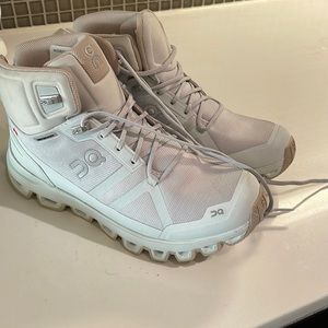 ON CLOUD BOOTS